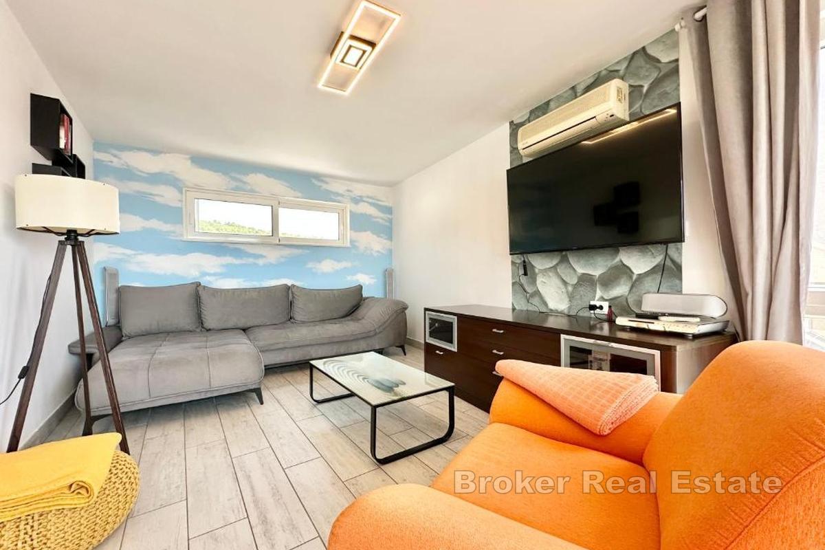 Moderní apartmán s bazénem a výhledem na moře