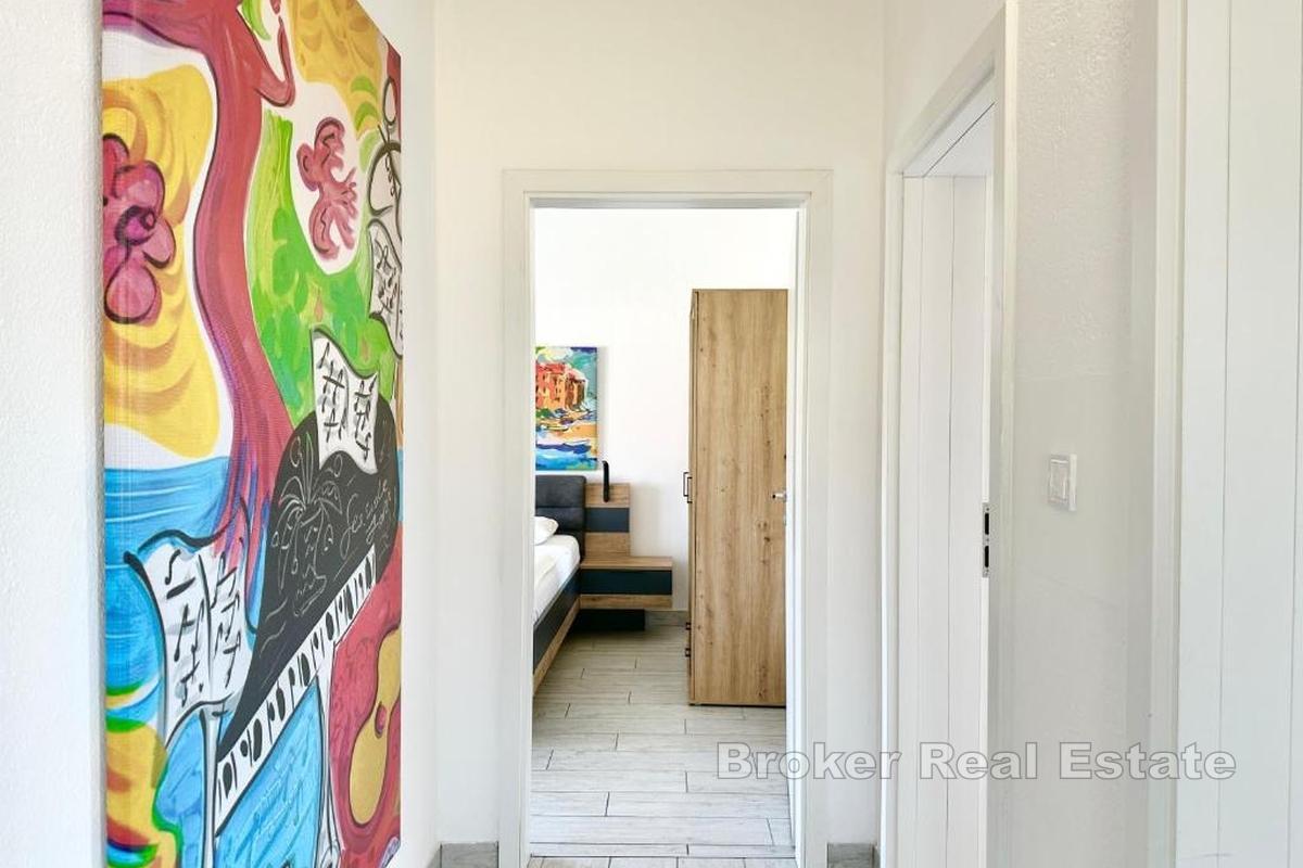 Moderní apartmán s bazénem a výhledem na moře