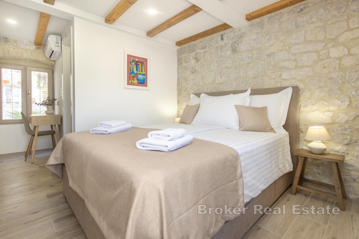 Современный каменный дом в традиционном стиле