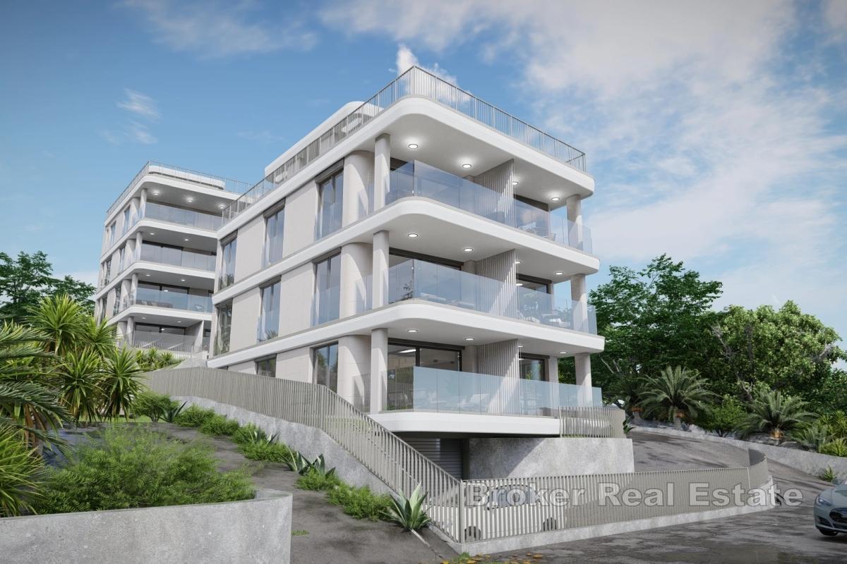 Zweigeschossiges Penthouse mit drei Schlafzimmern und Dachterrasse