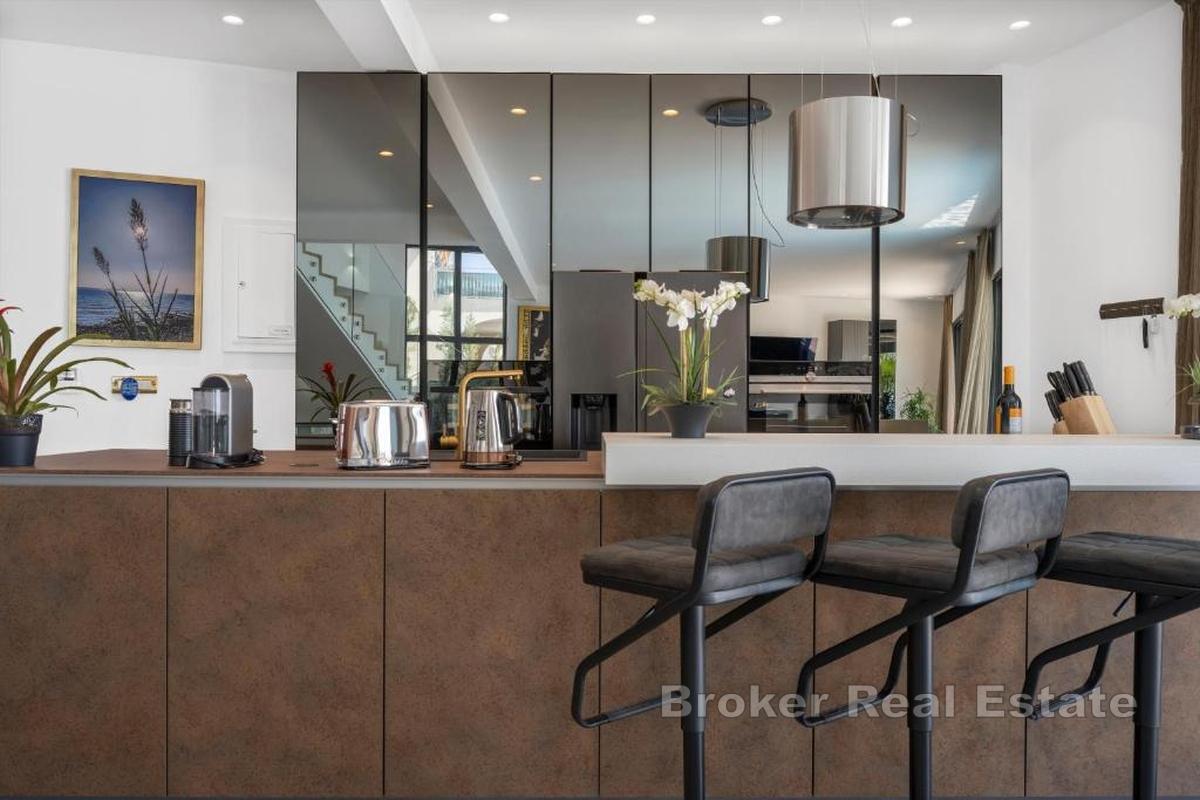 Роскошная вилла с бассейном и видом на море