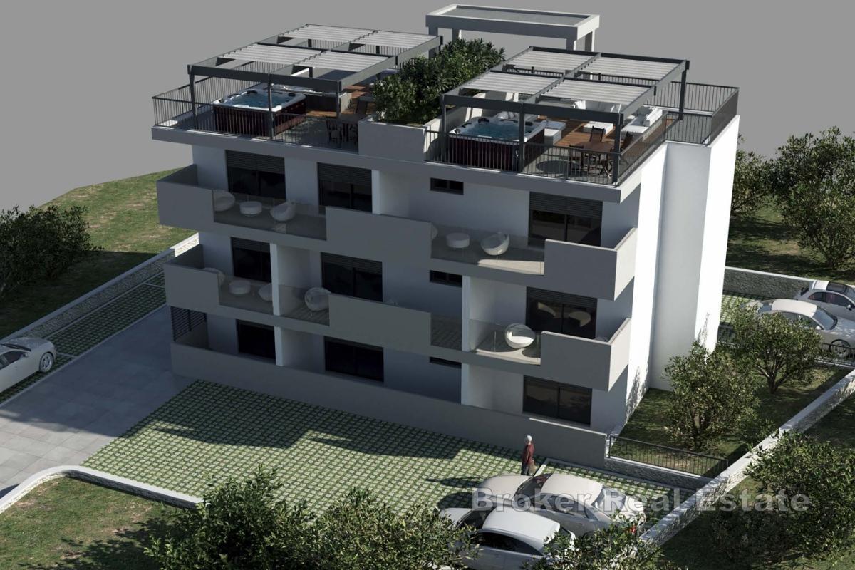 Dvosoban penthouse stan s krovnom terasom i pogledom na more