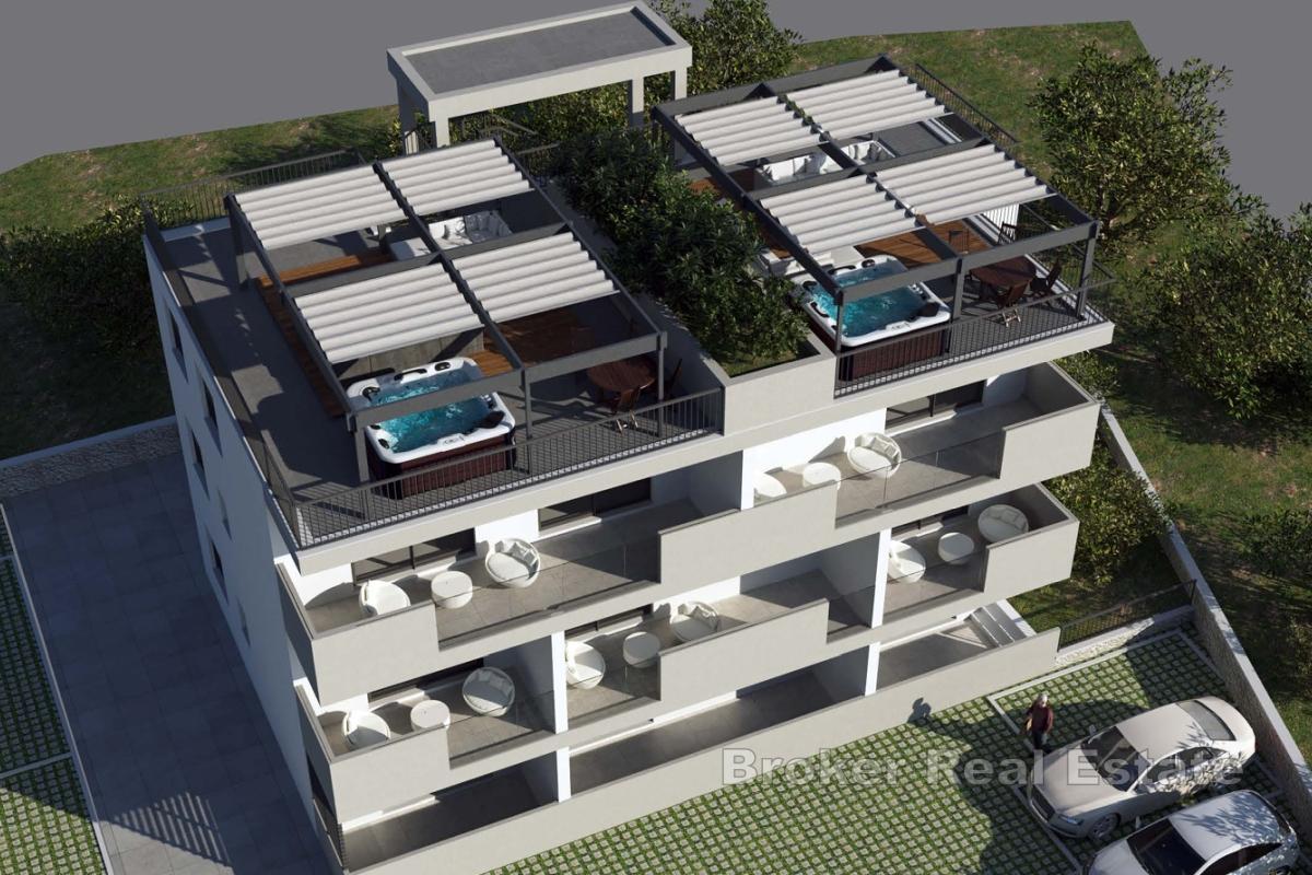 Dvosoban penthouse stan s krovnom terasom i pogledom na more