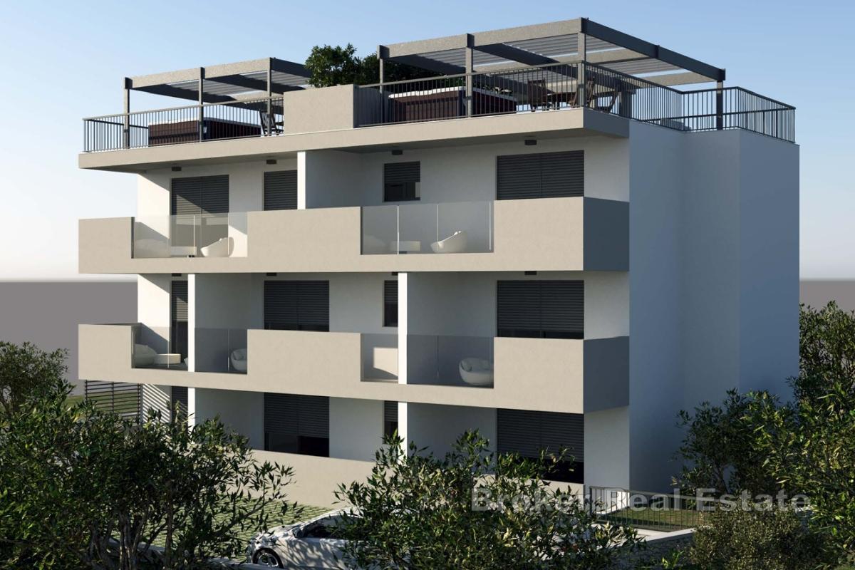 Dvosoban penthouse stan s krovnom terasom i pogledom na more