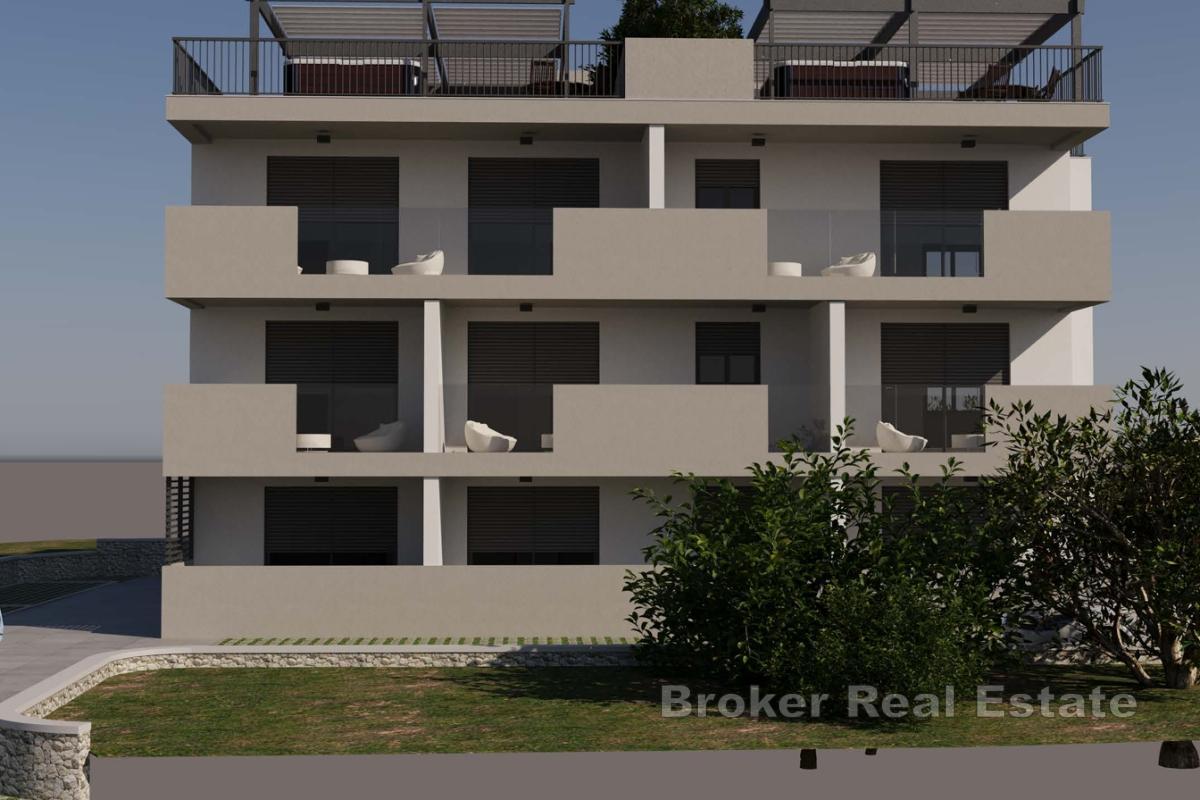 Dvosoban penthouse stan s krovnom terasom i pogledom na more