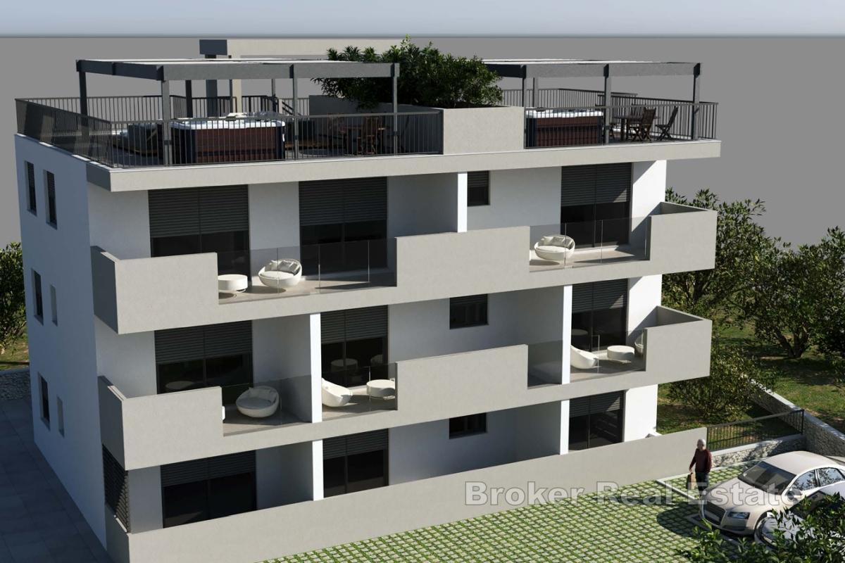 Dvosoban penthouse stan s krovnom terasom i pogledom na more