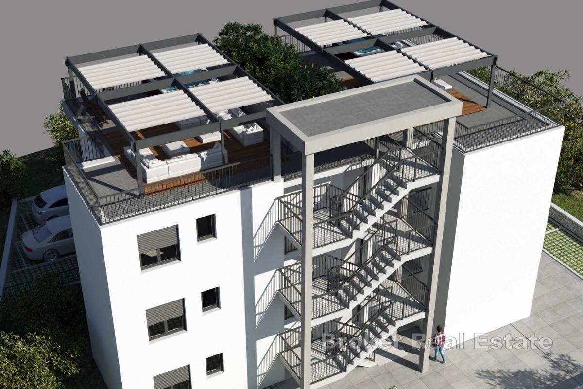 Dvosoban penthouse stan s krovnom terasom i pogledom na more