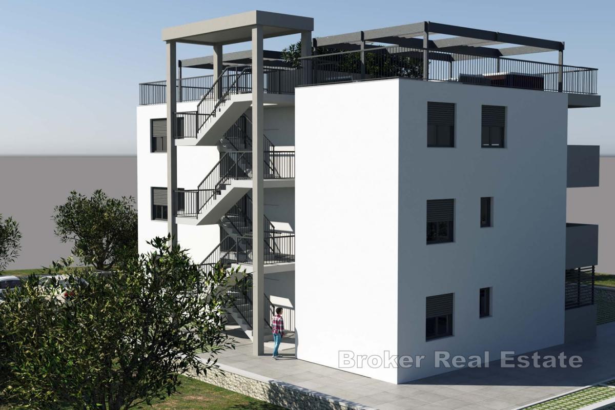 Dvosoban penthouse stan s krovnom terasom i pogledom na more