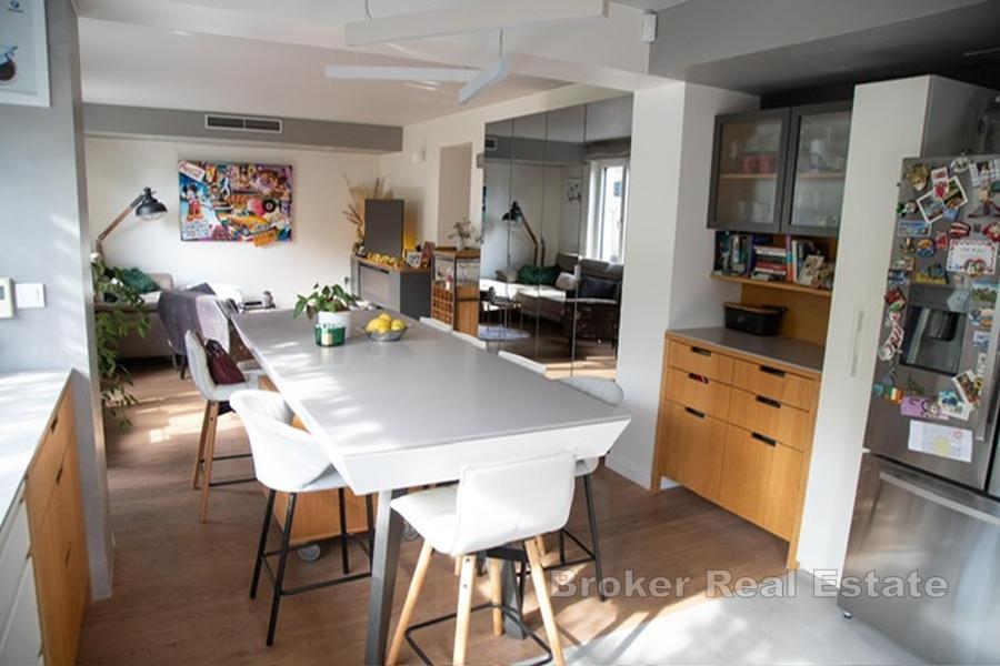 Moderne leilighet med privat basseng og garasje – første etasje i huset, Marjan