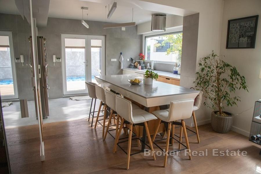 Moderne leilighet med privat basseng og garasje – første etasje i huset, Marjan