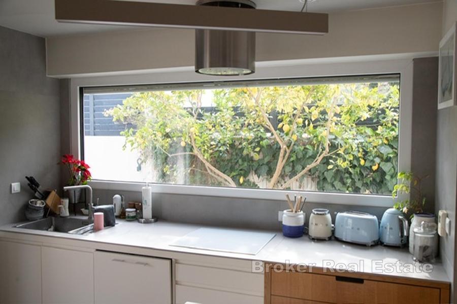 Moderne leilighet med privat basseng og garasje – første etasje i huset, Marjan