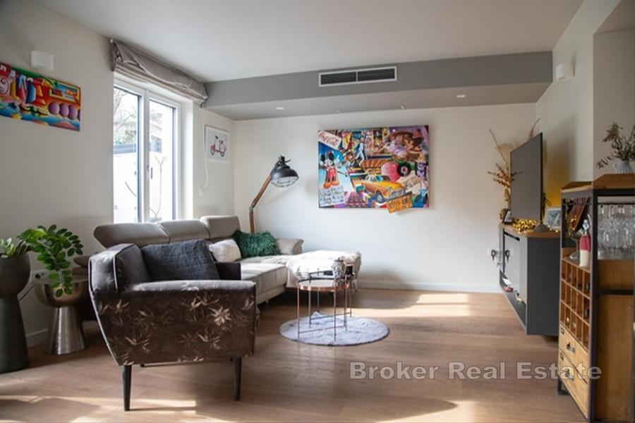 Moderne leilighet med privat basseng og garasje – første etasje i huset, Marjan