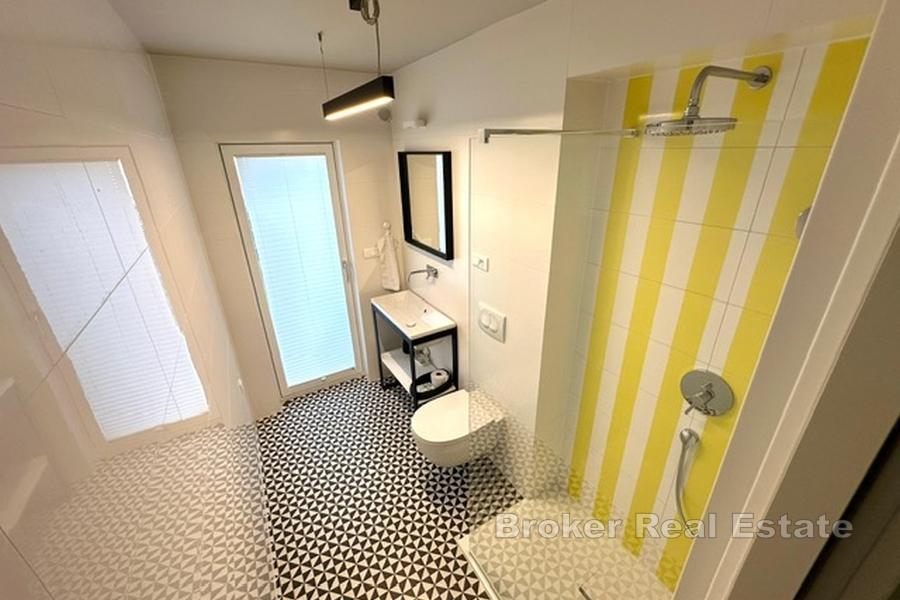 Moderne leilighet med privat basseng og garasje – første etasje i huset, Marjan