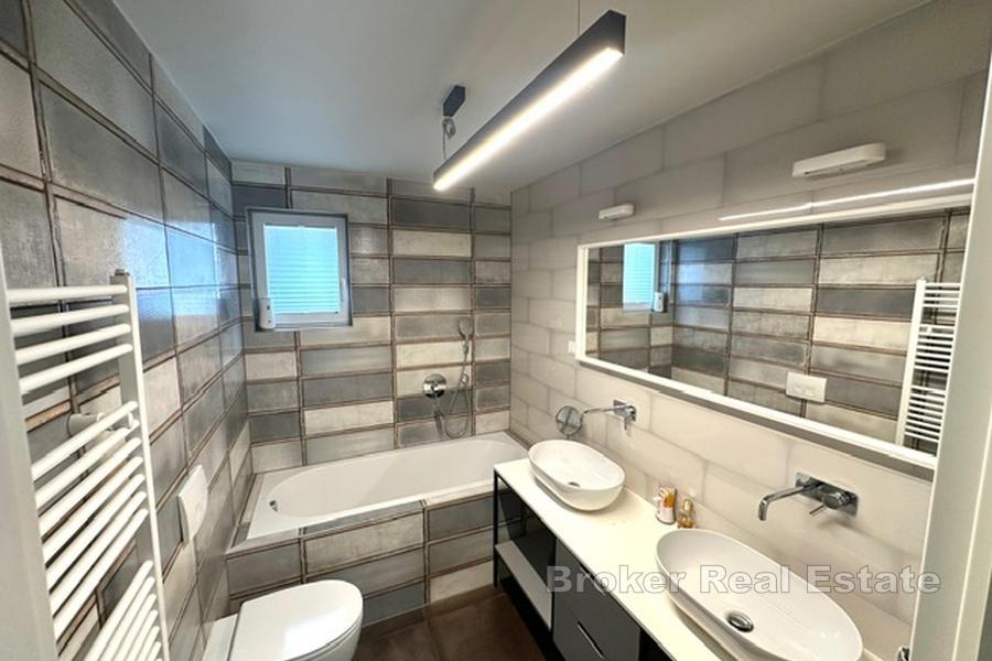 Moderne leilighet med privat basseng og garasje – første etasje i huset, Marjan