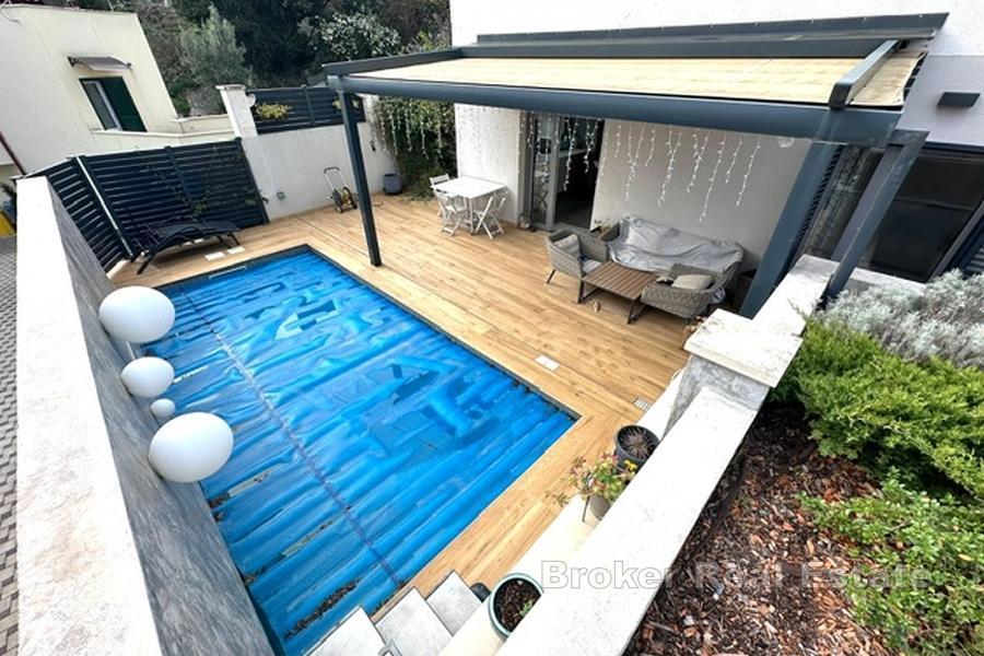 Moderne leilighet med privat basseng og garasje – første etasje i huset, Marjan