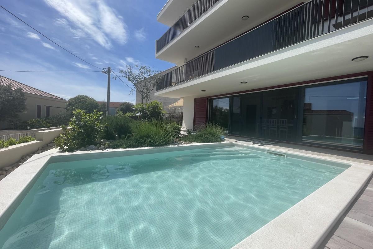 Moderno appartamento con due camere da letto, piscina privata e vista mare