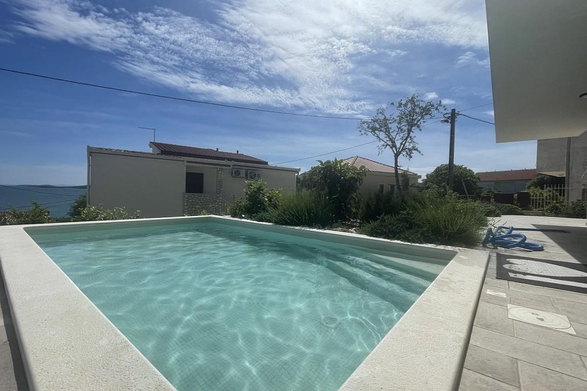 Modern lägenhet med två sovrum, privat pool och havsutsikt