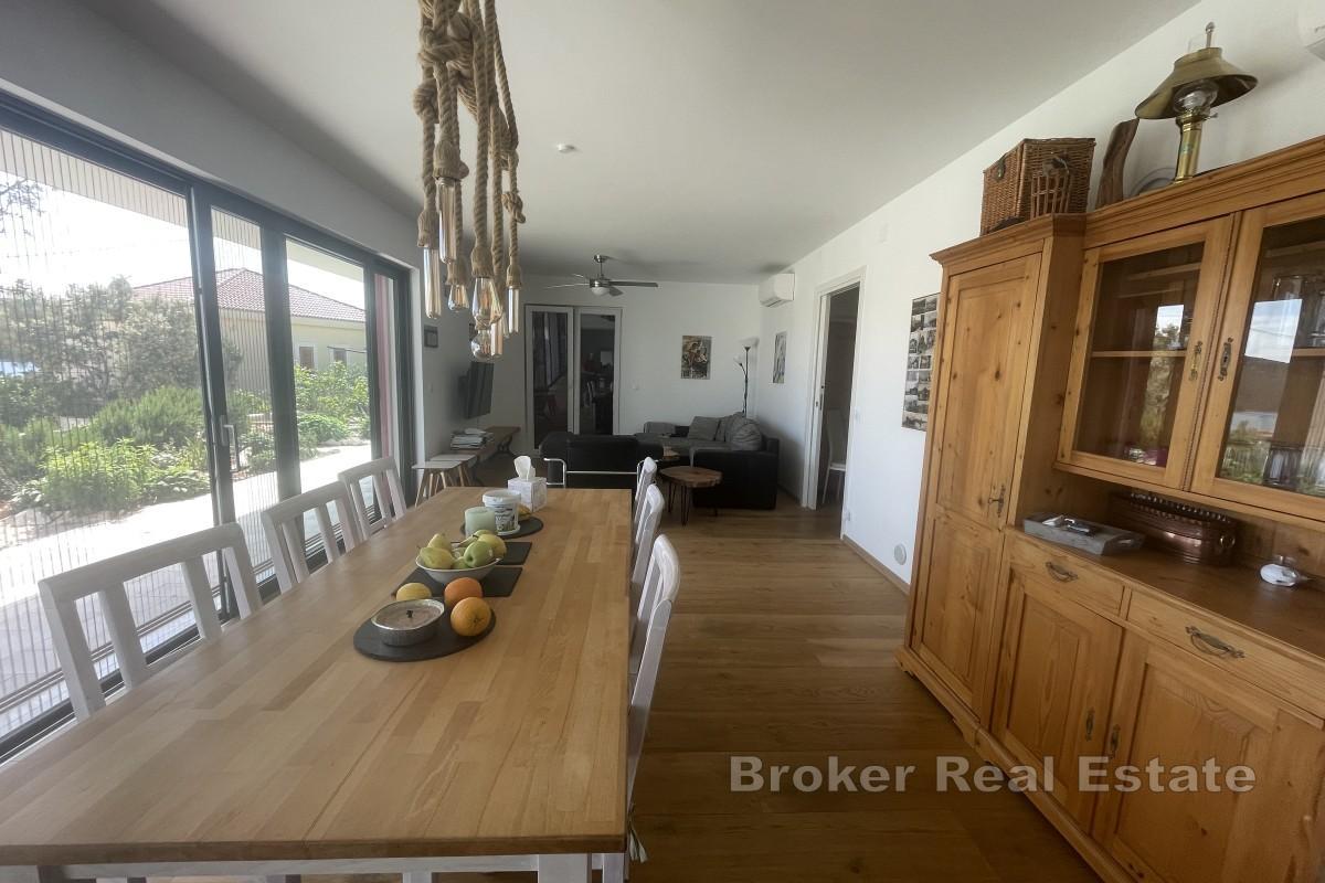 Moderne toroms leilighet med privat basseng og havutsikt