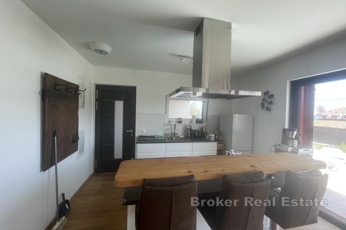 Moderne toroms leilighet med privat basseng og havutsikt