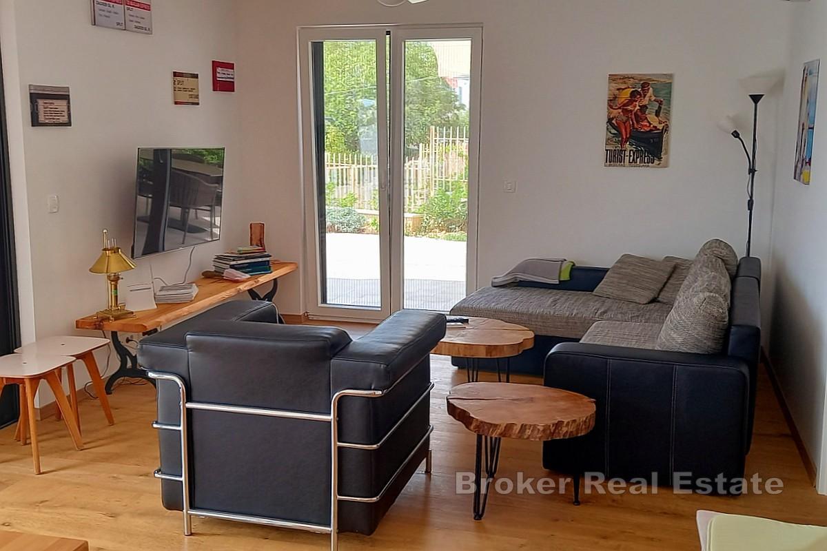 Moderne toroms leilighet med privat basseng og havutsikt