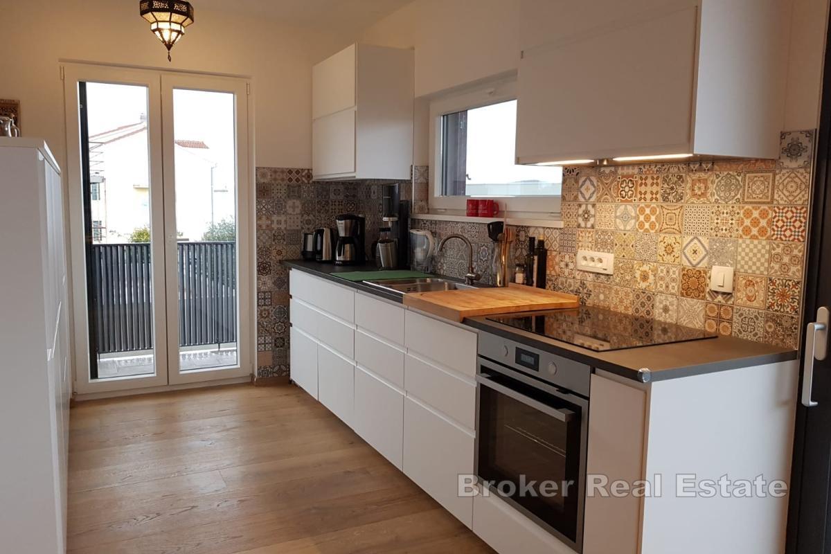 Moderan dvosoban stan s pogledom na more