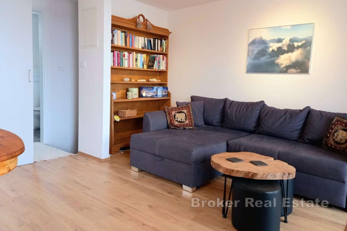 Moderna dvojna kuća s bazenom i pogledom na more