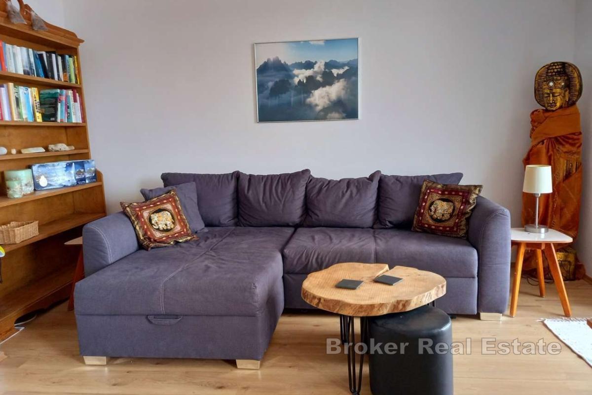 Moderna dvojna kuća s bazenom i pogledom na more