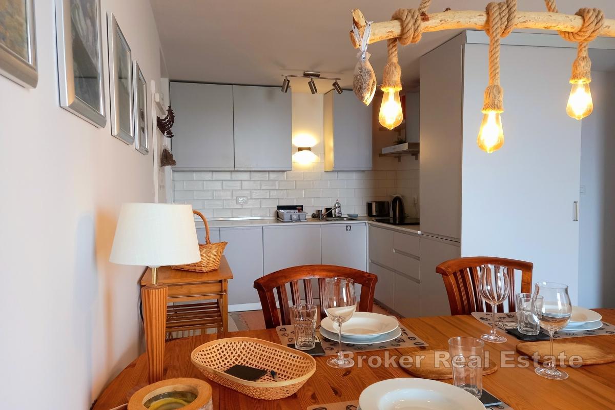 Moderna dvojna kuća s bazenom i pogledom na more