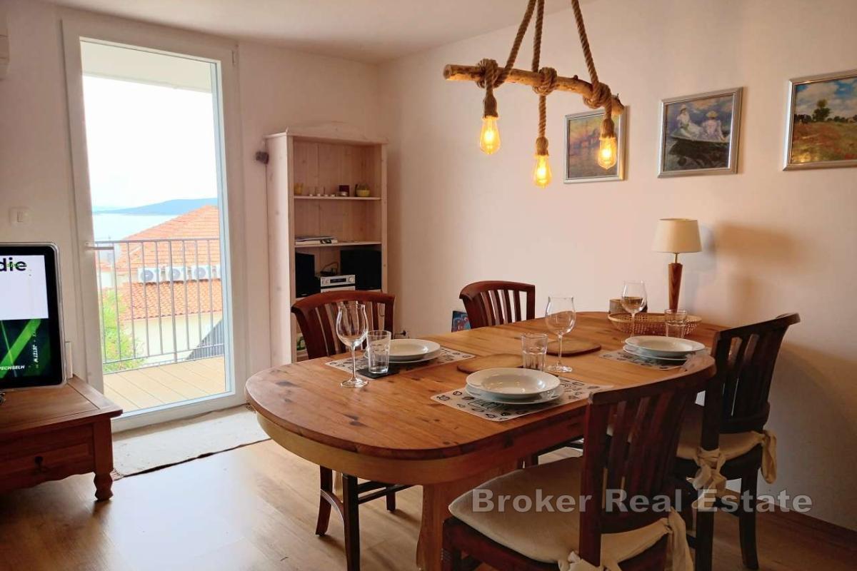 Moderna dvojna kuća s bazenom i pogledom na more