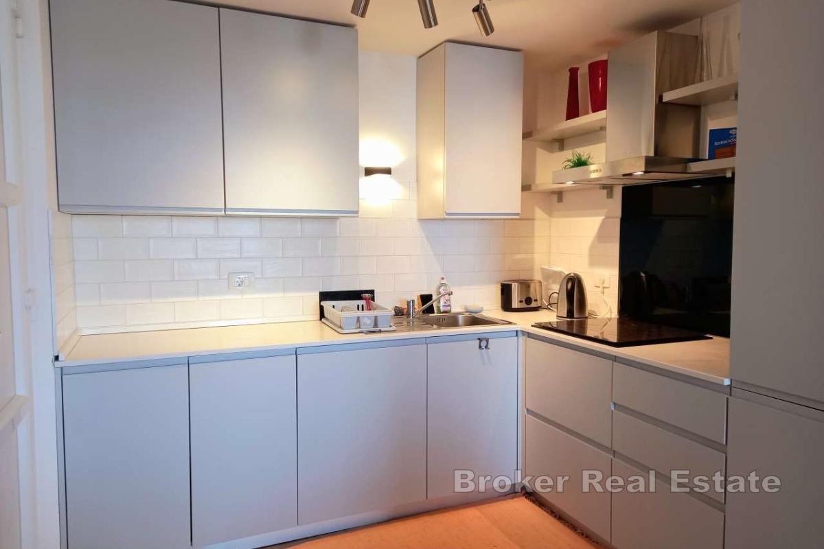 Moderna dvojna kuća s bazenom i pogledom na more