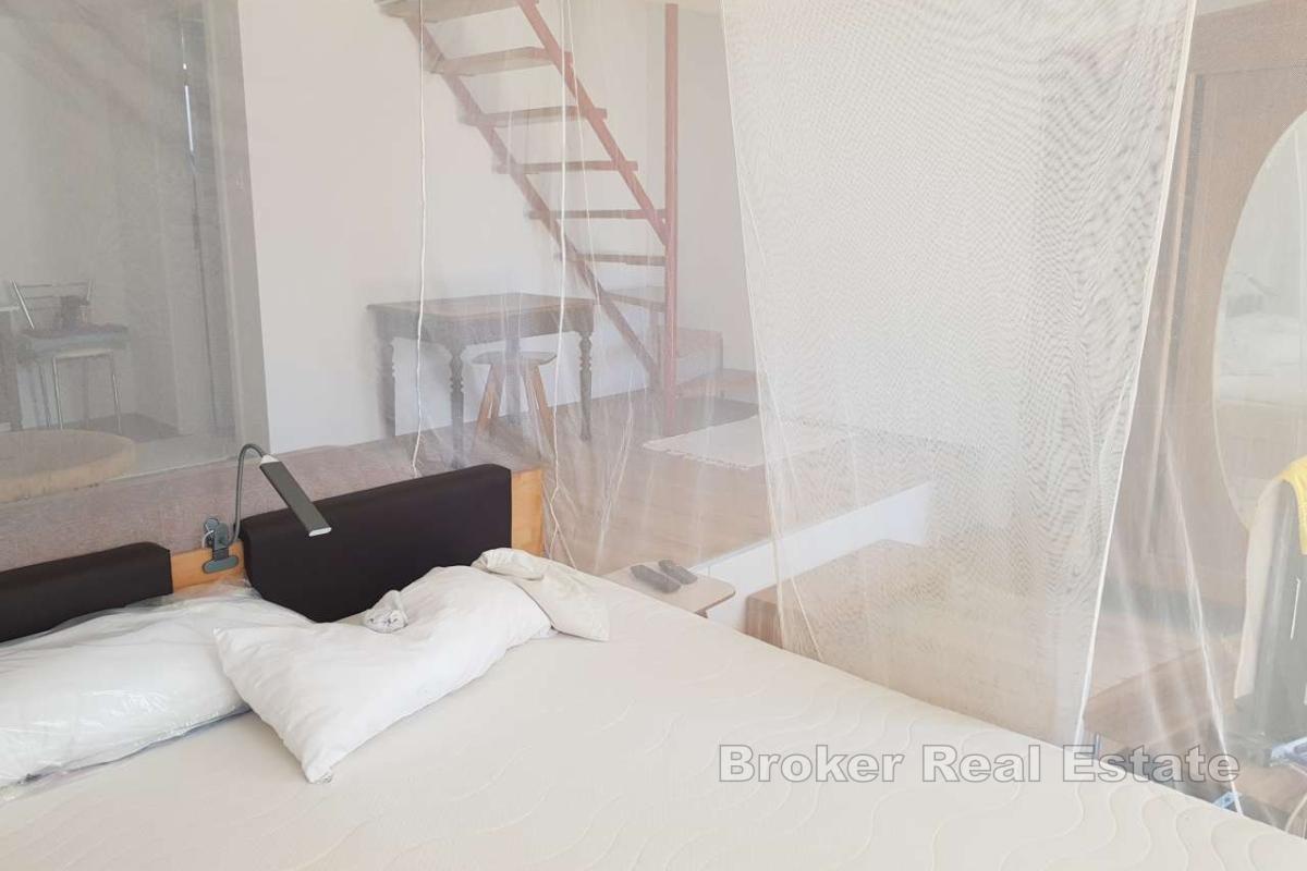 Moderna dvojna kuća s bazenom i pogledom na more