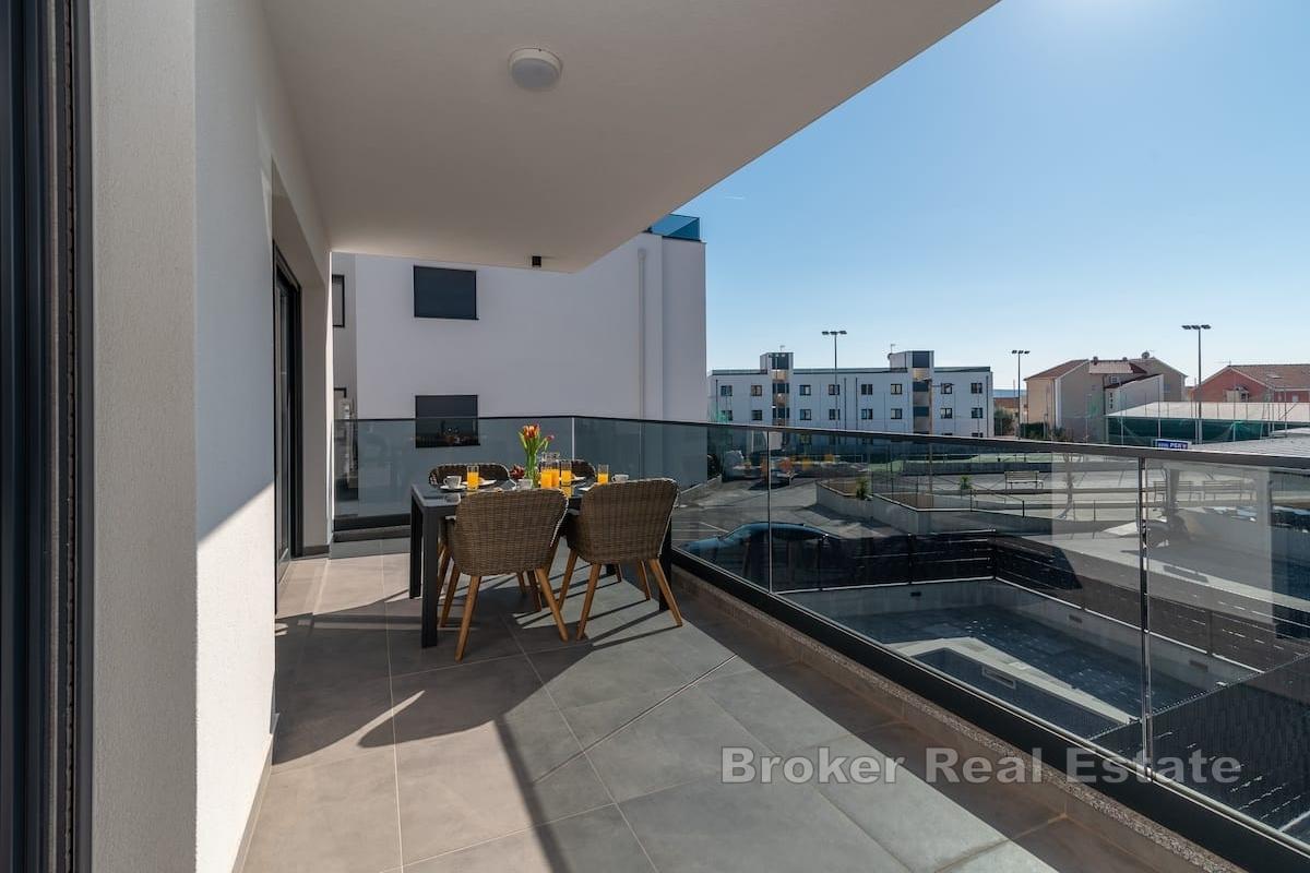 Modern lägenhet med två sovrum och pool