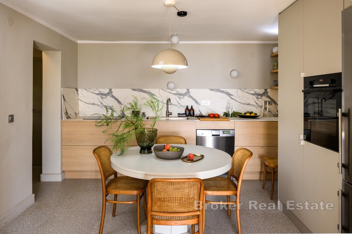Maison moderne rénovée dans un emplacement exceptionnel en première ligne de mer