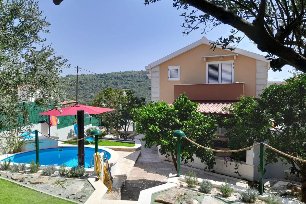 001-2035-398-Ciovo-Family-house-near-the-sea-for-sale