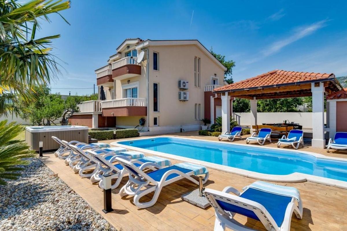 001-2035-406-Kastela-Villa-with-pool-for-sale