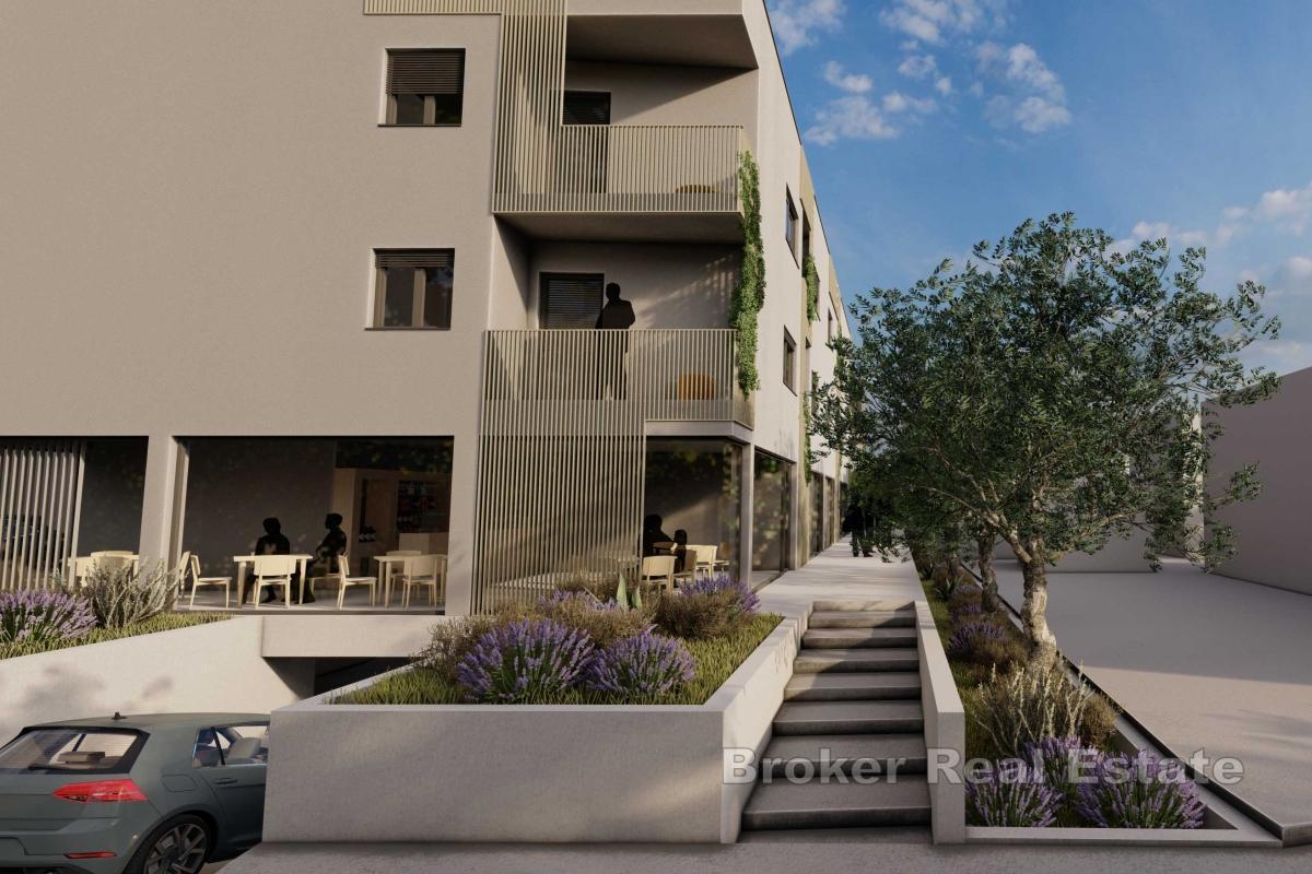 Local commercial au rez-de-chaussée d'un immeuble neuf