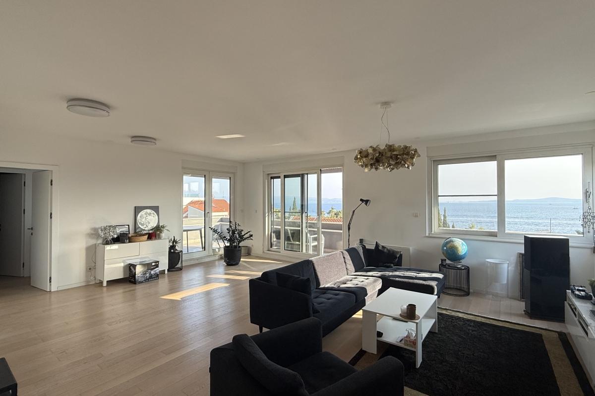 001-2035-415-Split-Meje-Modern-three-bedroom-penthouse-with-a-sea-view-for-rent