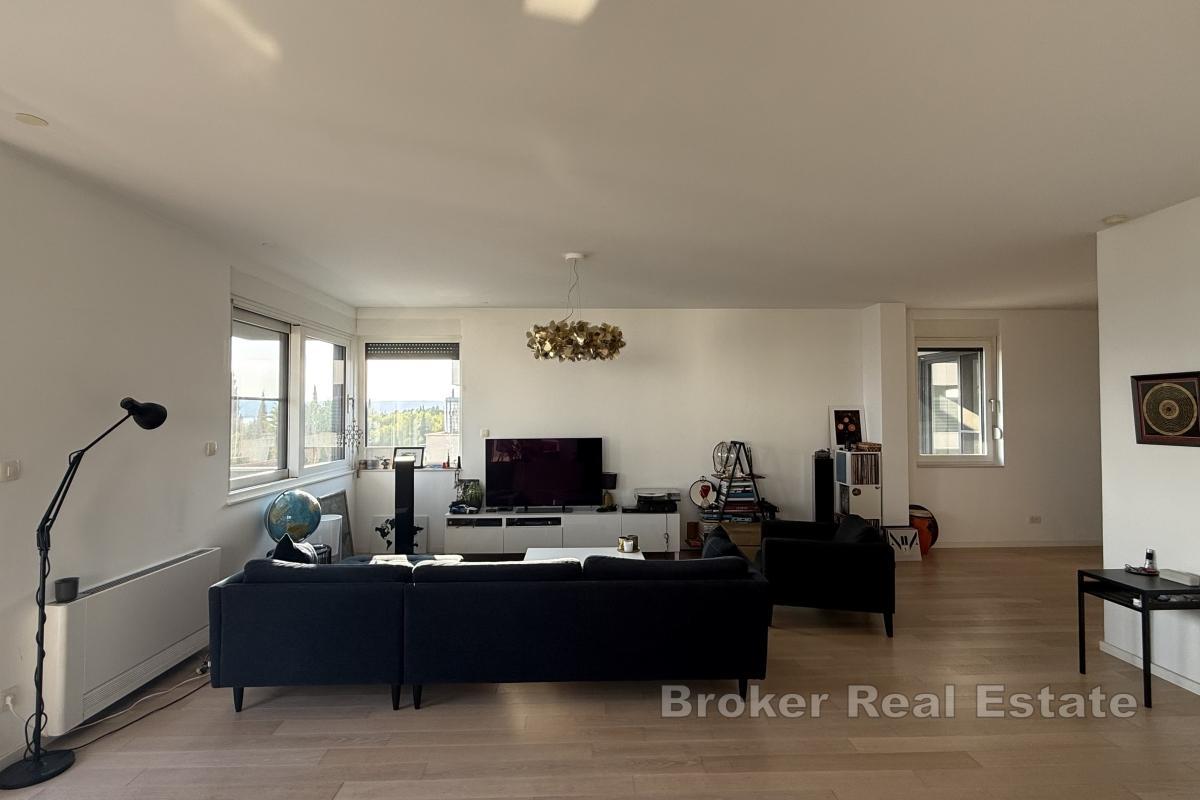 Moderní třípokojový penthouse v novostavbě s výhledem na moře