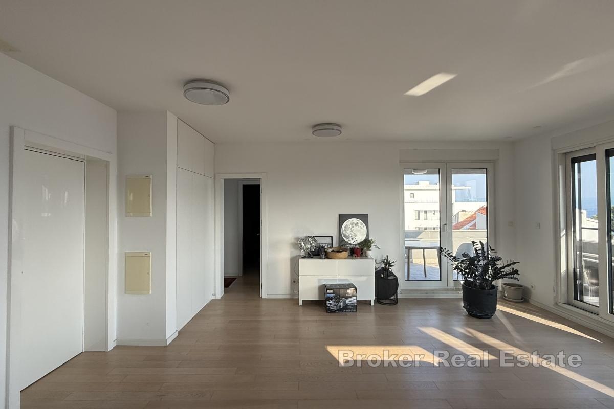 Moderní třípokojový penthouse v novostavbě s výhledem na moře