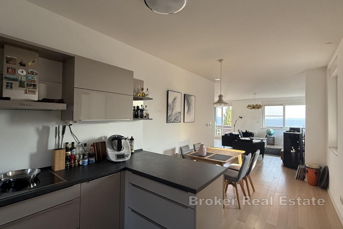 Moderní třípokojový penthouse v novostavbě s výhledem na moře