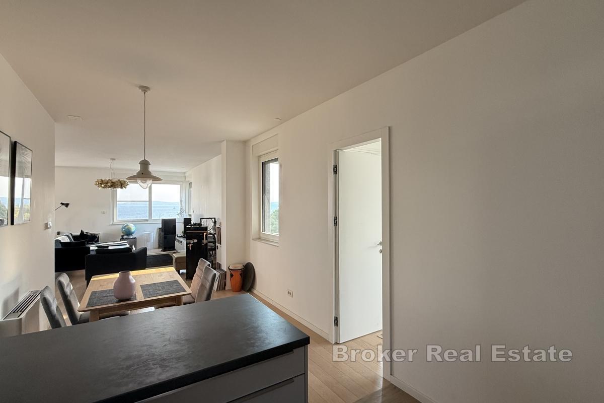 Moderní třípokojový penthouse v novostavbě s výhledem na moře