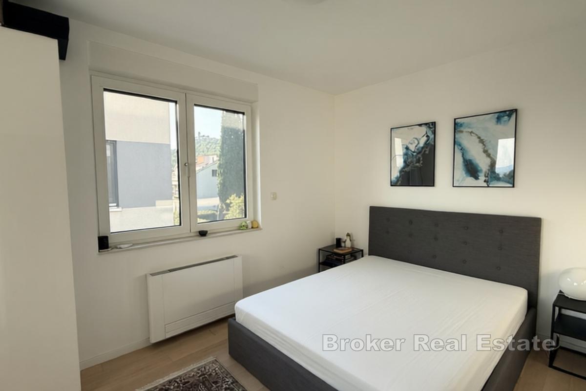 Moderní třípokojový penthouse v novostavbě s výhledem na moře
