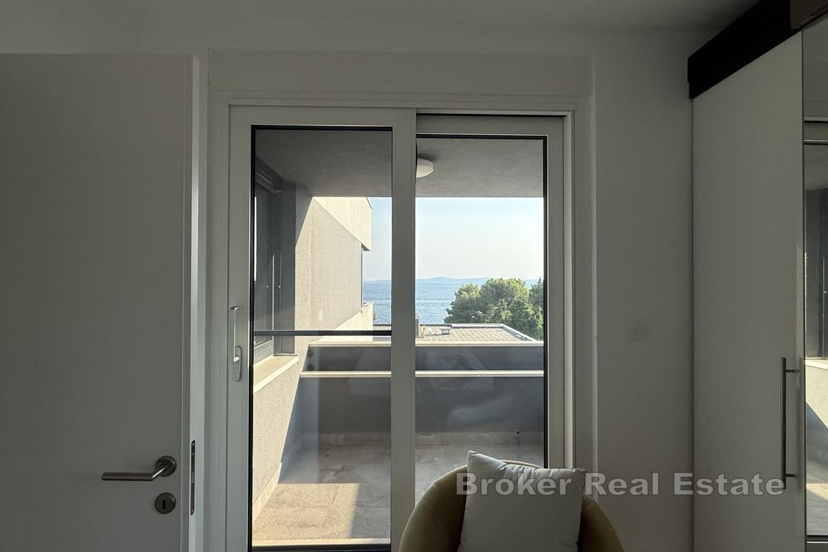 Moderní třípokojový penthouse v novostavbě s výhledem na moře