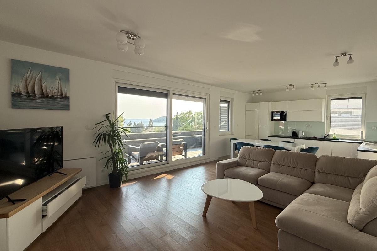 001-2035-416-Split-Meje-Modern-three-bedroom-penthouse-for-rent