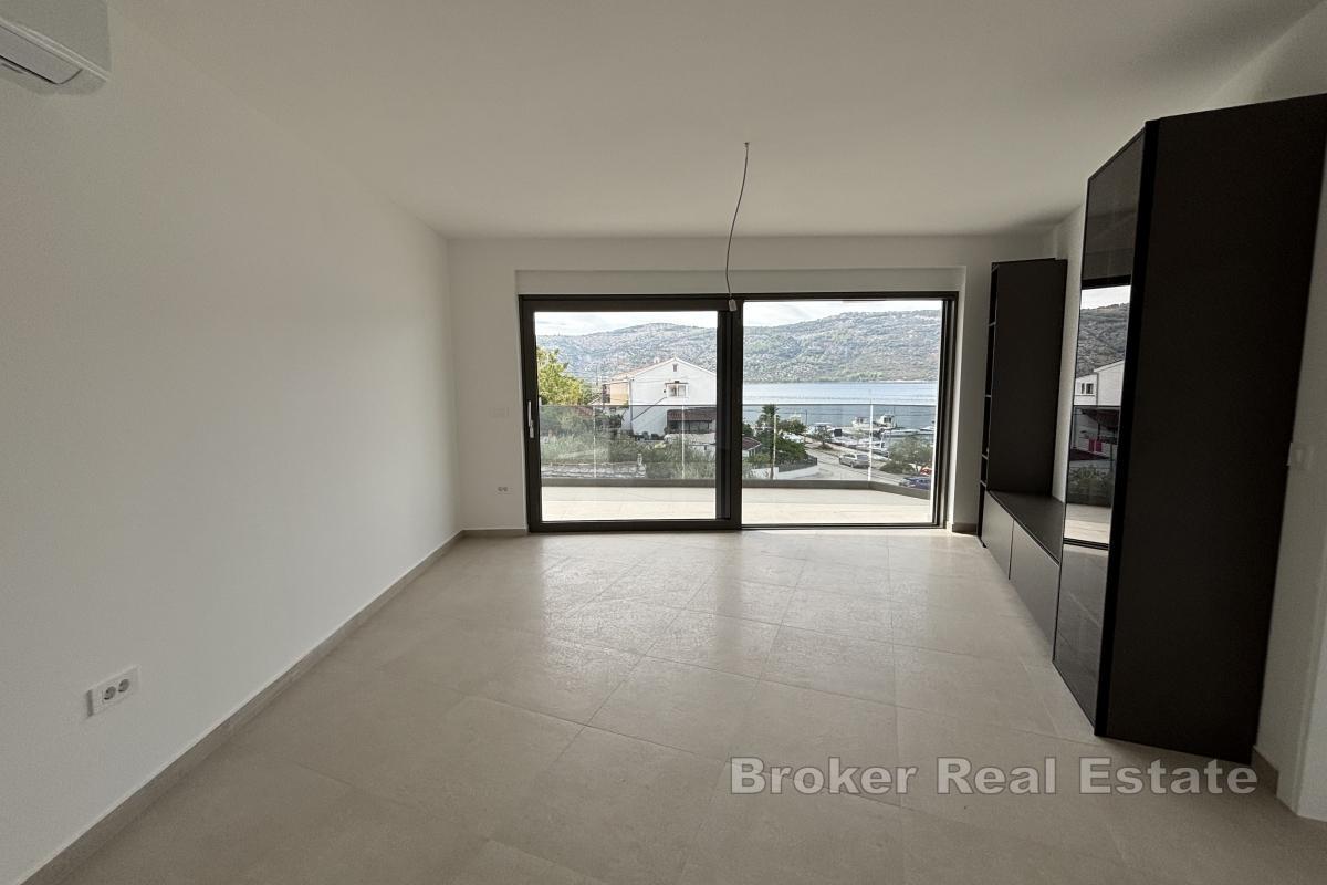 Dvosoban penthouse stan s krovnom terasom u prvom redu do mora