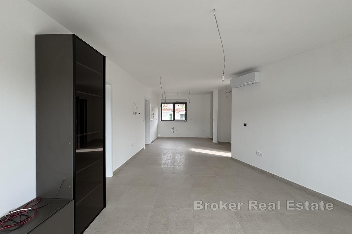 Dvosoban penthouse stan s krovnom terasom u prvom redu do mora