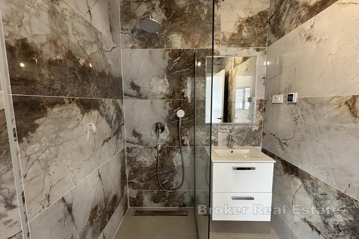 Dvosoban penthouse stan s krovnom terasom u prvom redu do mora