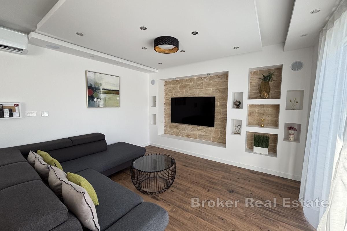 Moderne nybygd villa med basseng