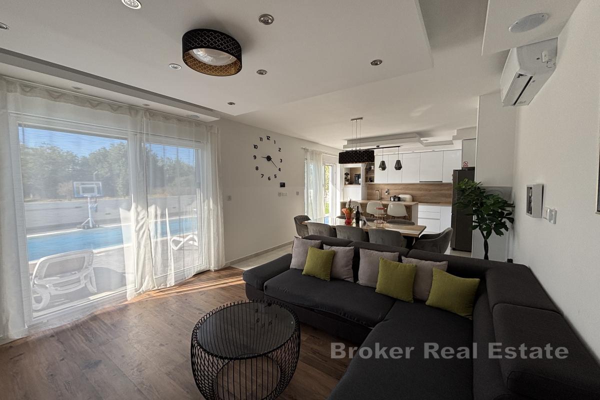Moderne nybygd villa med basseng