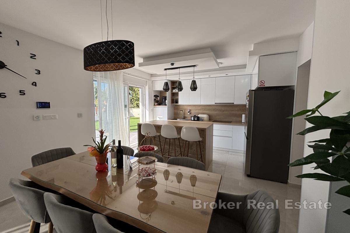 Moderne nybygd villa med basseng